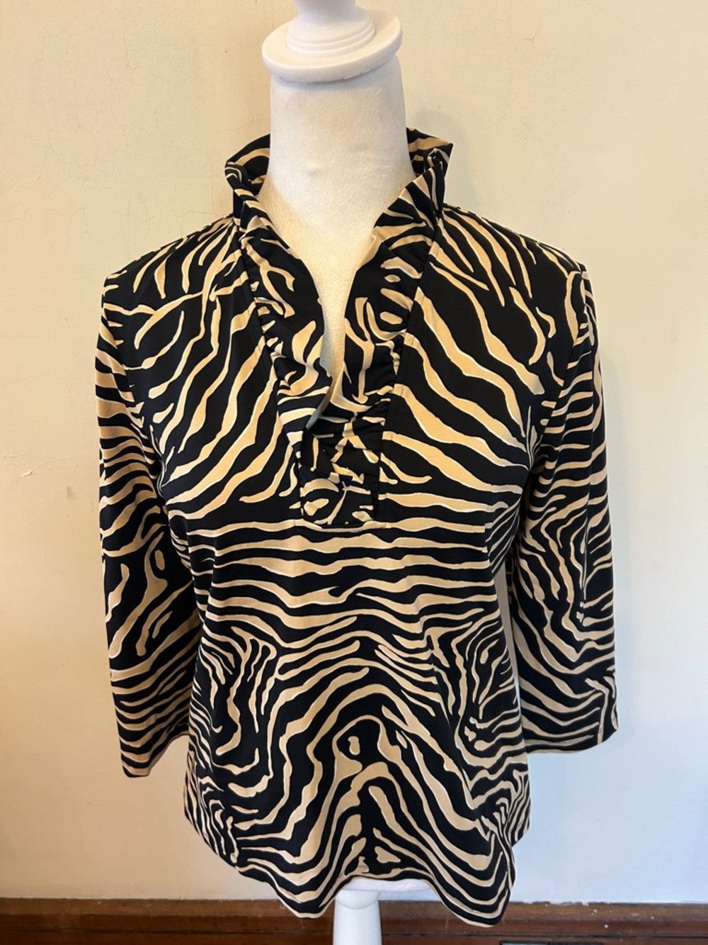 J McLaughlin Zebra-Print Ruffle V-Neck Top in Black & Cream Size M EUC